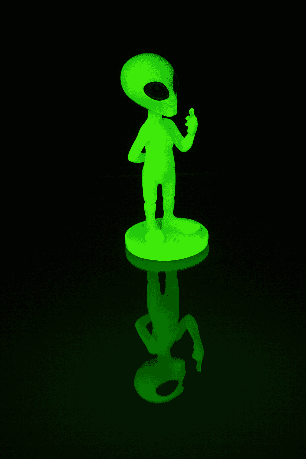 Alien, Glow in the dark;15.5 cm x 6.5 cm x 6.5 cm,