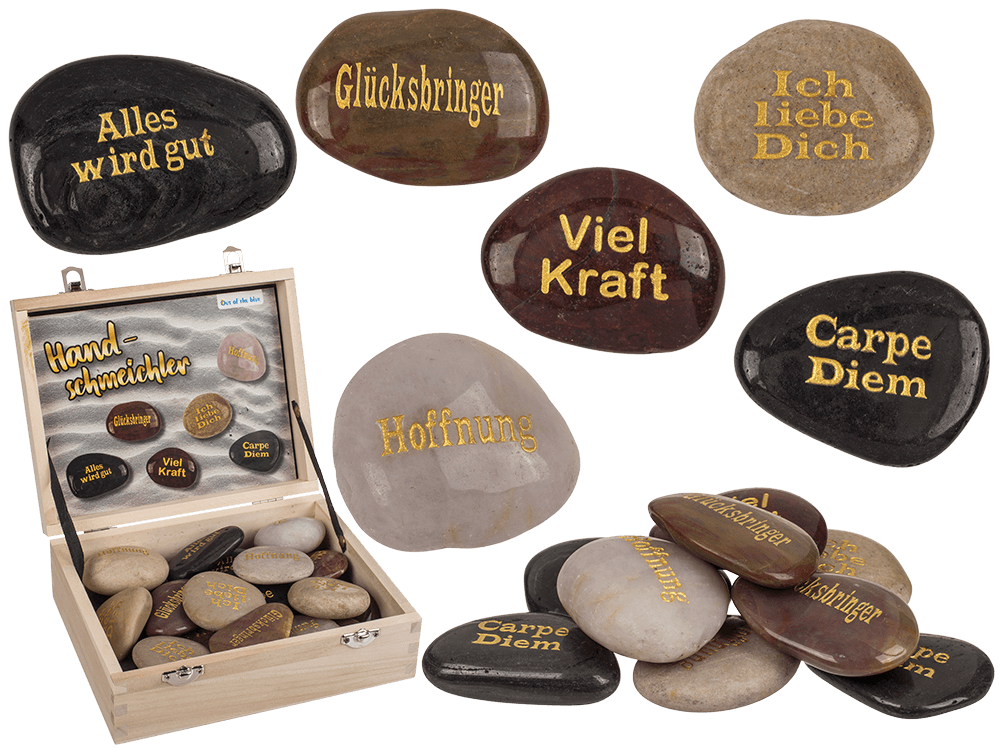 24-1240_000.png Polished worry stones in assorted engravings, displayed in a wooden box, 24 stuks, 4,5 cm groot.