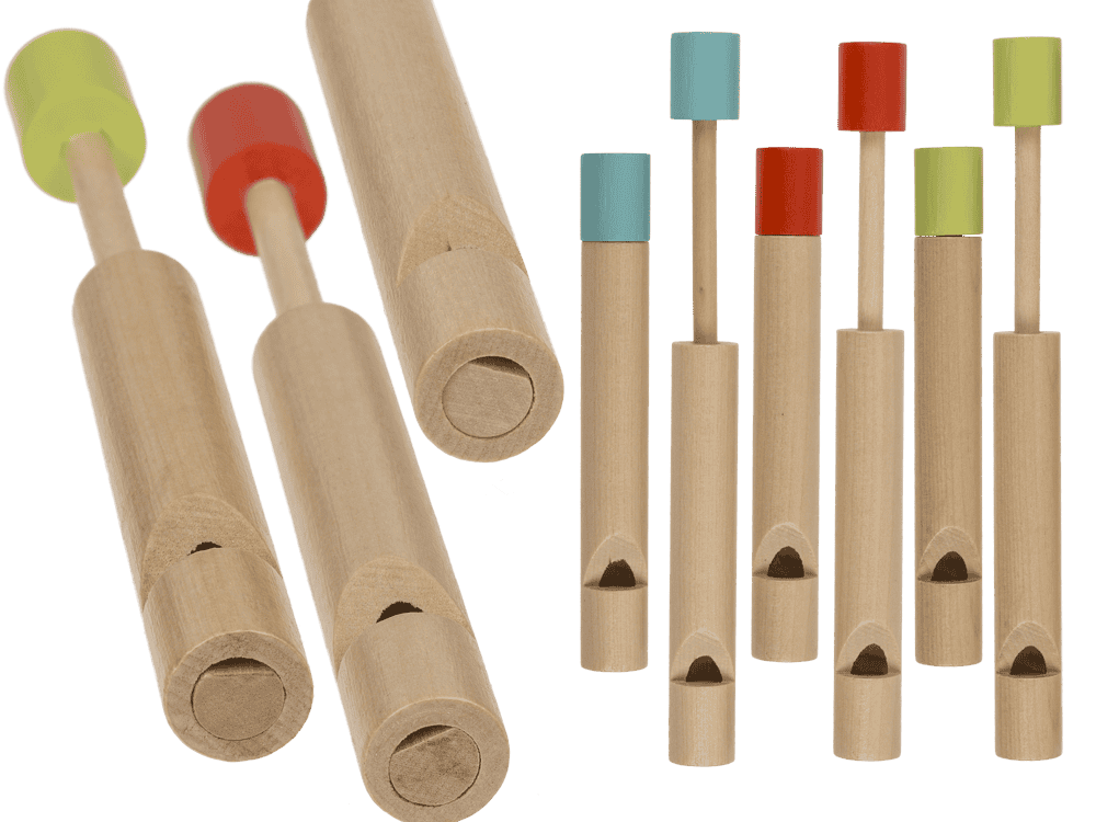 76-6196_000.png Houten fluitjes in drie kleuren (groen, rood, blauw), 12 x 1,5 cm, 12 stuks per display.