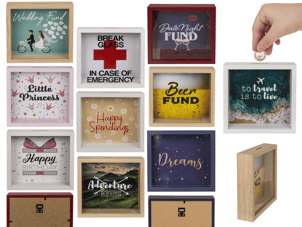 9805_000.png Set van 10 houten spaarbanken met verschillende ontwerpen en teksten, waaronder Wedding Fund en Beer Fund.