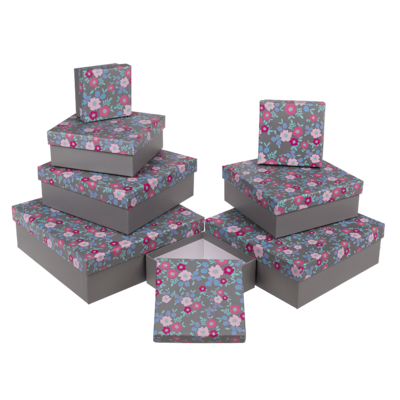Boîte cadeau grise, fleurs printanières,