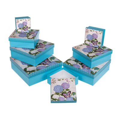 Cajas de regalo azul claro con mariposas y flores,