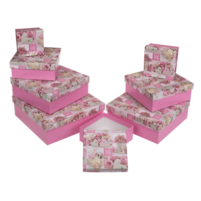 Cajas de regalo rosado con rosas y corazones,