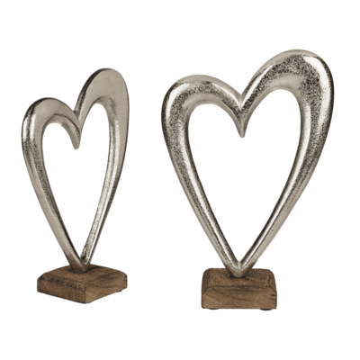 Corazón de metal sobre soporte de madera,