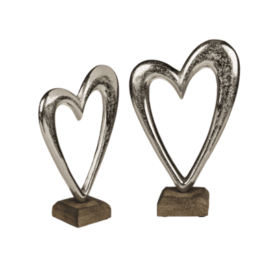 Corazón de metal sobre soporte de madera,