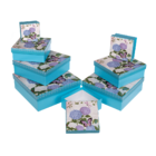 Cajas de regalo azul claro con mariposas y flores,