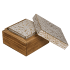 Naturfarbene Holzbox mit goldenem Dekor,